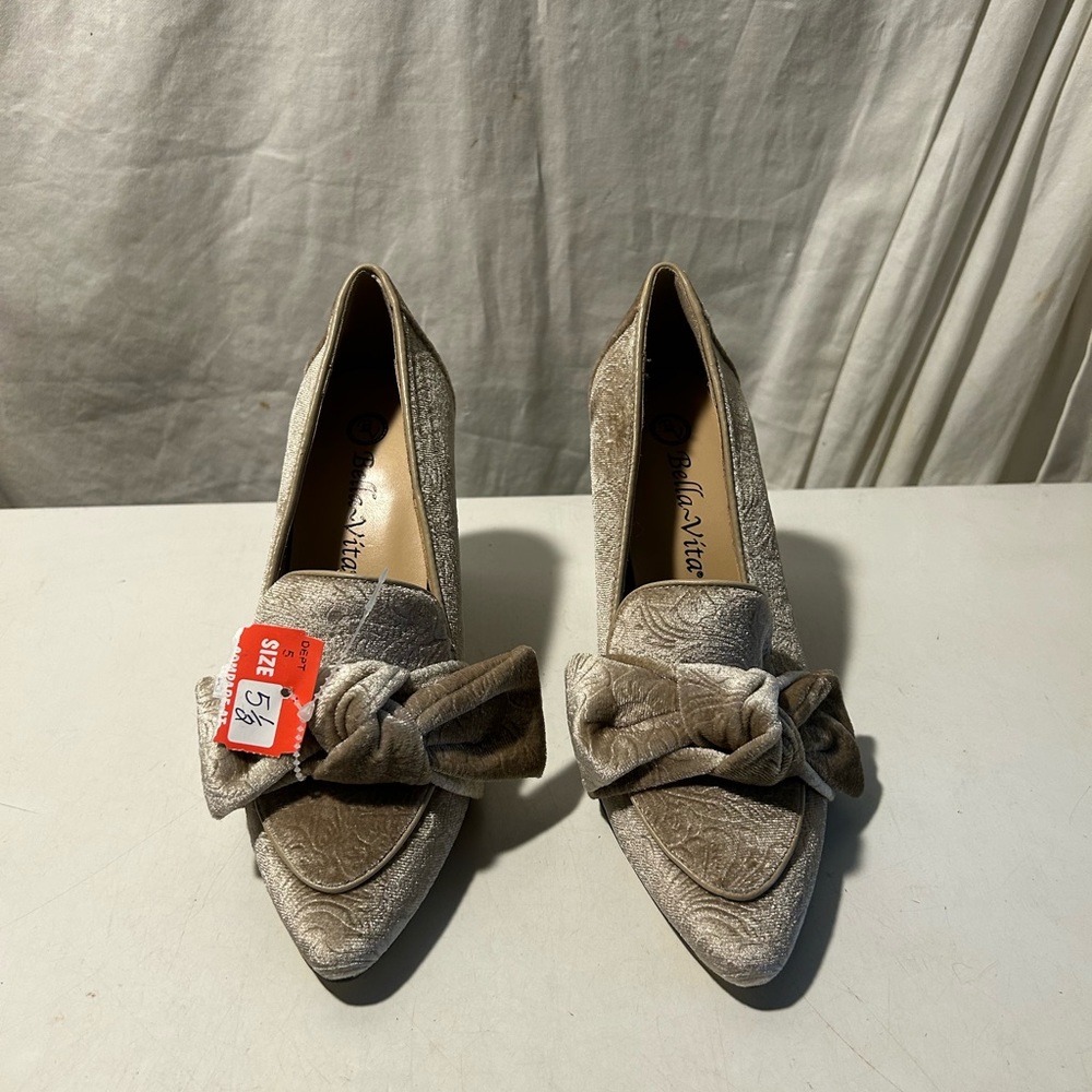 Bella Vita Textured Tan Heels with Bow
